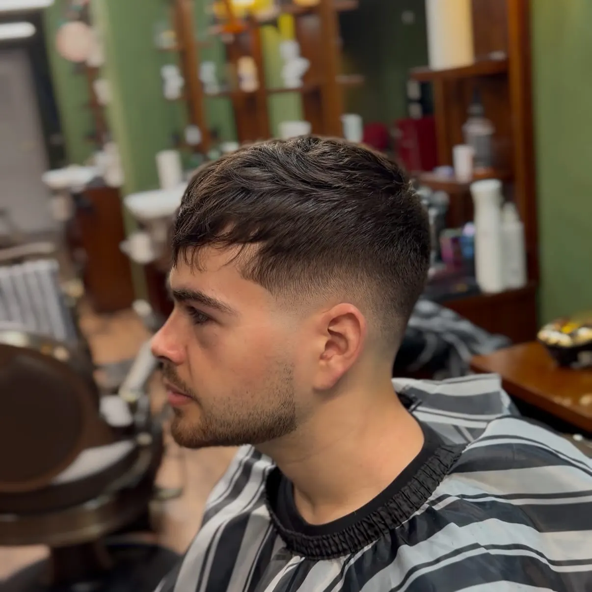 Cliente con corte texturizado y degradado en MadMen Madrid